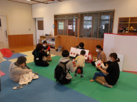 写真1 「だるまさんが」お話遊び