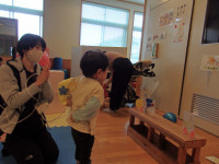 写真2 「的当て」コーナー遊び